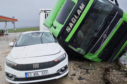 Diyarbakır’da korkutan kaza: TIR otomobilin üstüne devrildi