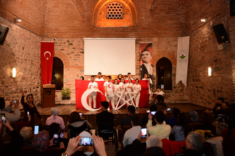 Osmangazi’de engelli bireyler sahnedeydi: Vefa, cesaret ve gurur dolu anlar…-Bursa Hayat-2