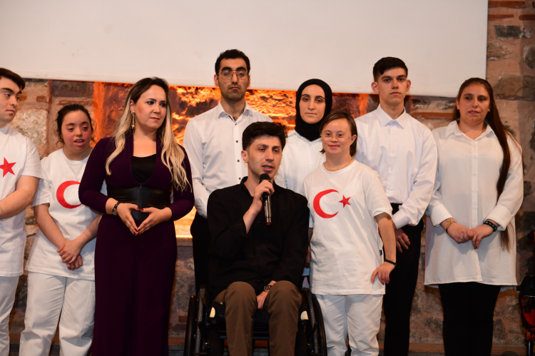 Osmangazi’de engelli bireyler sahnedeydi: Vefa, cesaret ve gurur dolu anlar…-Bursa Hayat-3