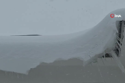 Yoğun kar Bitlis’te çatıları tehlikeye attı!