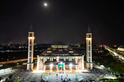 Kadir Gecesi’nde manevi buluşma: Kur’an tilaveti, ilahi ve teravih