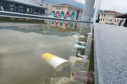 Osmangazi Meydanı’ndaki süs havuzunda kirlilik alarmı: Vatandaşlar tepkili