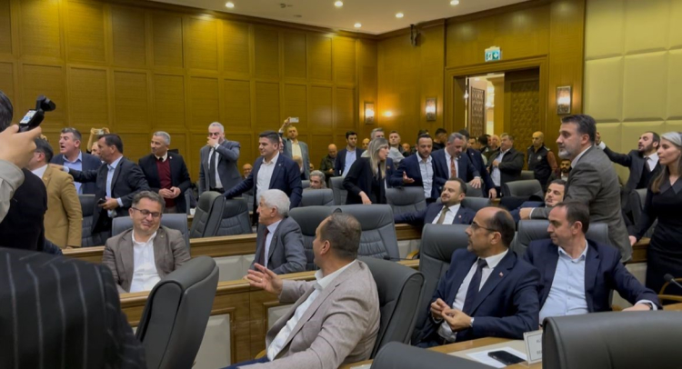 Bursa Büyükşehir Meclisi’nde arbede: Su zammı tartışması gerginliği artırdı!-Bursa Hayat-2