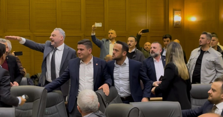 Bursa Büyükşehir Meclisi’nde arbede: Su zammı tartışması gerginliği artırdı!-Bursa Hayat-4
