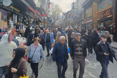 Bursa meydanları bayram öncesi yoğunlukla doldu taştı