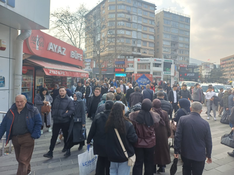 Bursa meydanları bayram öncesi yoğunlukla doldu taştı - Bursa Hayat Gazetesi-2
