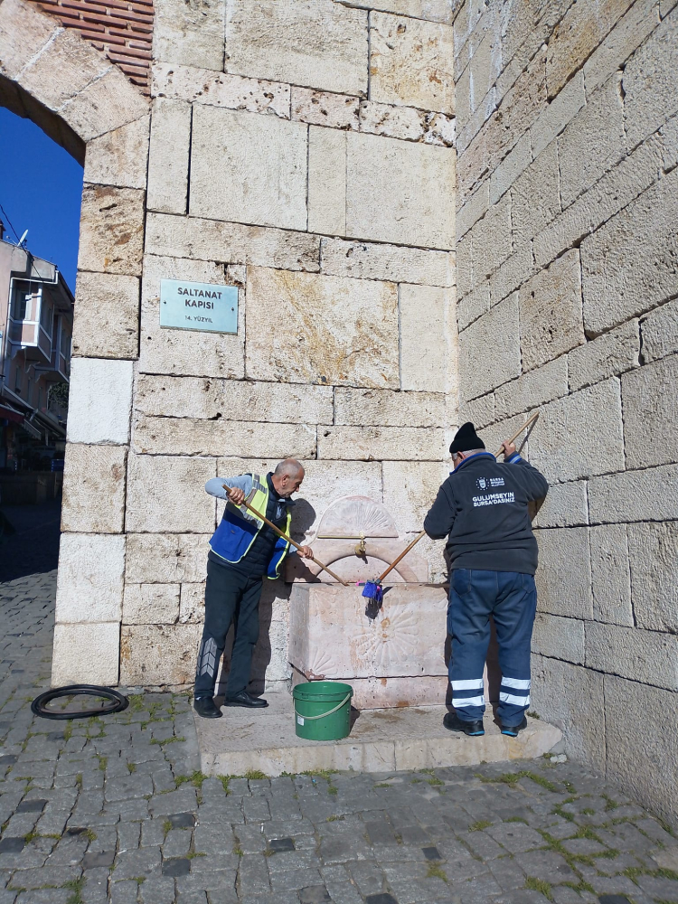 Bursa’da mezarlık ve kent temizliğiyle bayram öncesi seferberlik!-Bursa Hayat-3