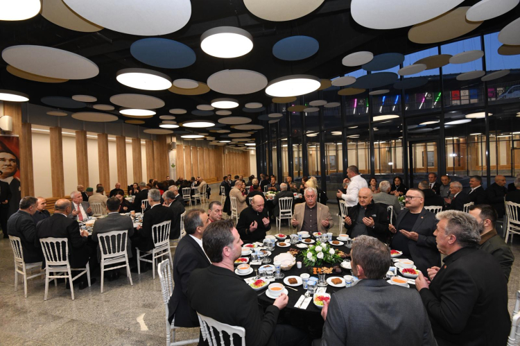 Başkan Erkan Aydın muhtarlarla iftarda bir araya geldi - Bursa Hayat Gazetesi-2