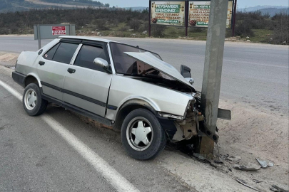 Bursa'da kontrolünü kaybettiği araçla direğe çarptı
