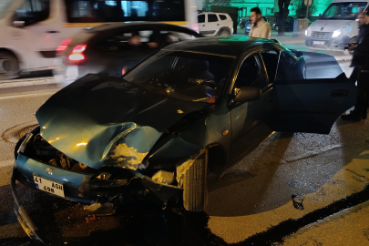 İnegöl’de korkutan kaza: Kontrolden çıkan otomobil beton direğe çarptı!