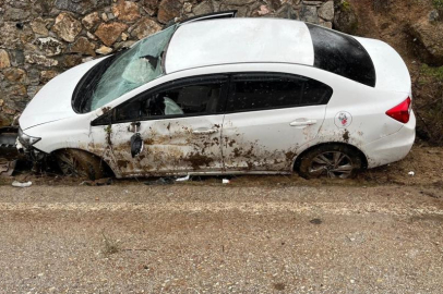 Bursa’da istinat duvarına çarpan araçta 4 yaralı!