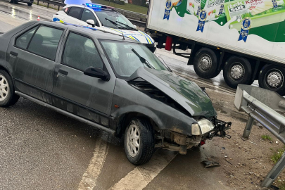 Bursa'da kontrolden çıkan araç bariyerlere çarptı!