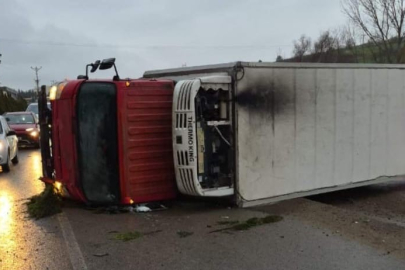 Bursa'da kontrolden çıkan kamyon duvara çarptı, 2 yaralı!