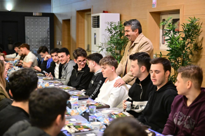 Başkan Yılmaz gençlerin masasına konuk oldu