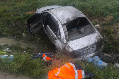 Otomobil tarlaya uçtu: Aynı aileden 3 kişi yaralandı