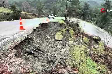 Osmaniye’de yoğun yağmur sonrası yol çöktü