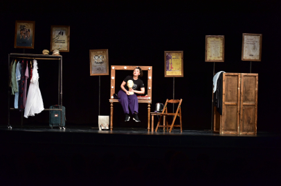 Bursa’da “Yan Rol” tek kişilik komedi oyunu sanatseverlerle buluştu