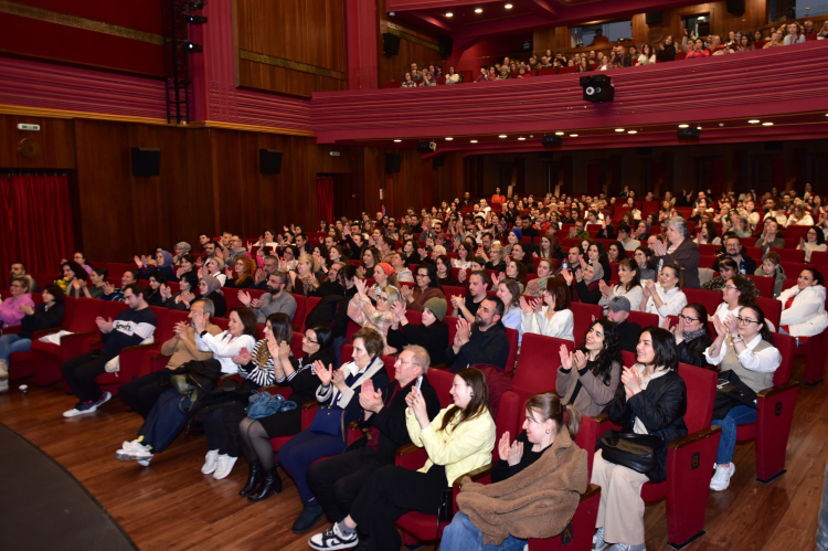 Bursa’da “Yan Rol” tek kişilik komedi oyunu sanatseverlerle buluştu - Bursa Hayat Gazetesi-3