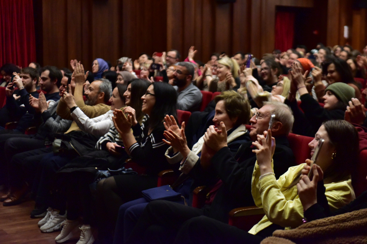 Bursa’da “Yan Rol” tek kişilik komedi oyunu sanatseverlerle buluştu - Bursa Hayat Gazetesi-4
