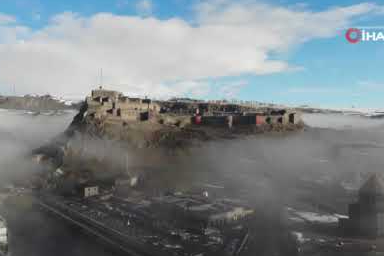 Yoğun sisle kaplanan Kars Kalesi’nde kartpostallık görüntüler