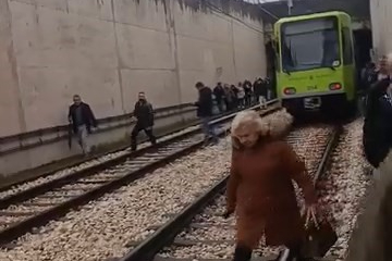 BursaRay’da teknik arıza! Yolcular rayları kullandı