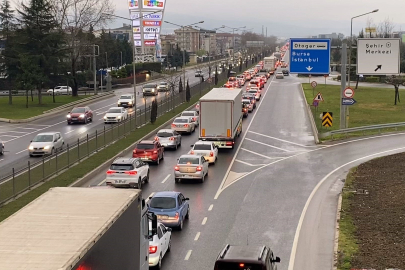 İnegöl’de bayram dönüşü trafik kabusu yaşandı: Sürücüler saatlerdir yolda!