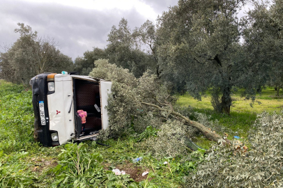 İznik’te yağışlı yolda minibüs savruldu: Sürücü hastaneye kaldırıldı!