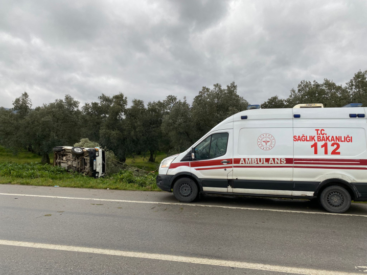 İznik’te yağışlı yolda minibüs savruldu: Sürücü hastaneye kaldırıldı!-Bursa Hayat-2