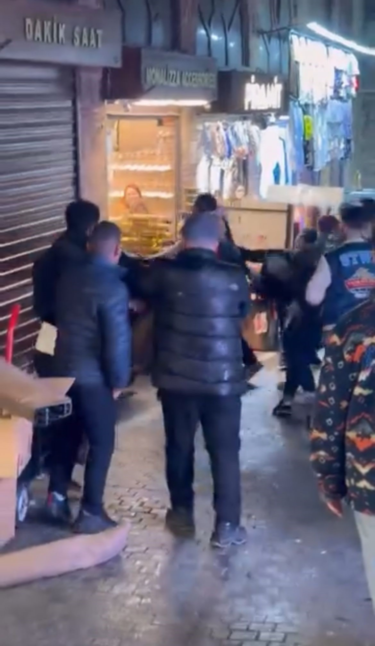 Tarihi Kapalı Çarşı’da gerginlik! İki grup birbirine girdi -Bursa Hayat-2