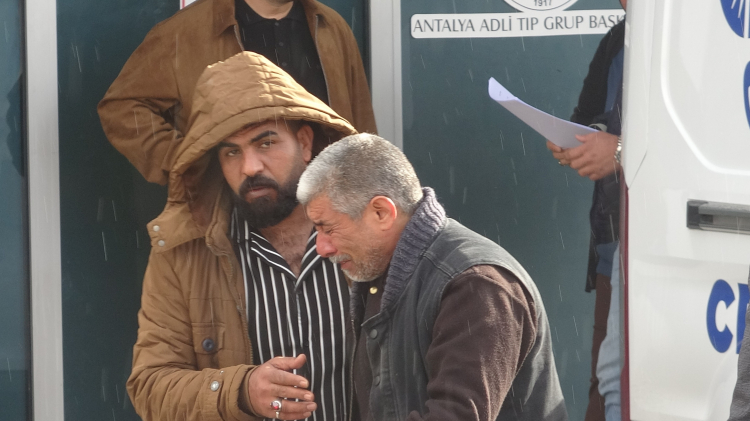 Morg önünde yürek yakan an! Baba, kızı ve torunlarının cenazelerini teslim aldı-Bursa Hayat-2