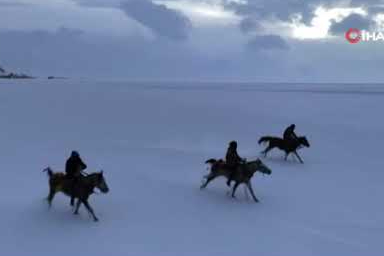 Gençler atları buz tutan Çıldır Göl'ü üzerinde dörtnala koştu