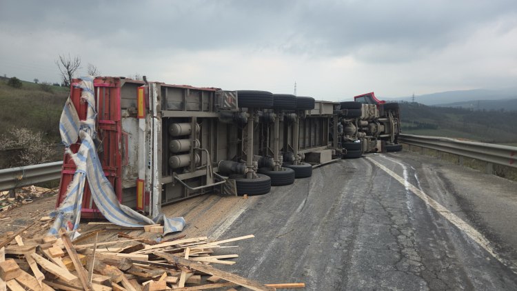 Bursa’da ahşap yüklü tır devrildi: Sürücü yaralandı!-Bursa Hayat-2