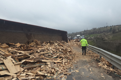 Bursa’da ahşap yüklü tır devrildi: Sürücü yaralandı!
