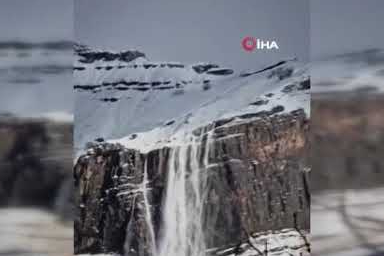 Kar kütlesi şelale gibi aktı