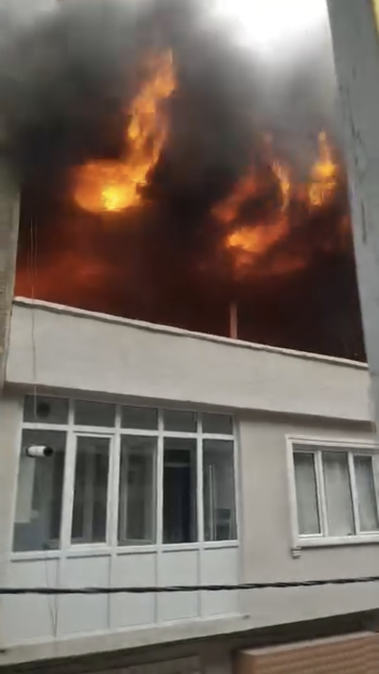 Bursa'da yangın paniği! İki katlı bir binanın çatı katı yandı -Bursa Hayat-2