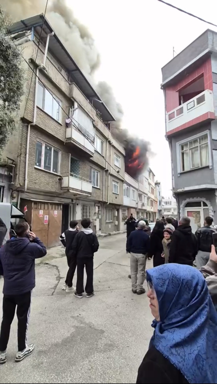 Bursa'da yangın paniği! İki katlı bir binanın çatı katı yandı -Bursa Hayat-3