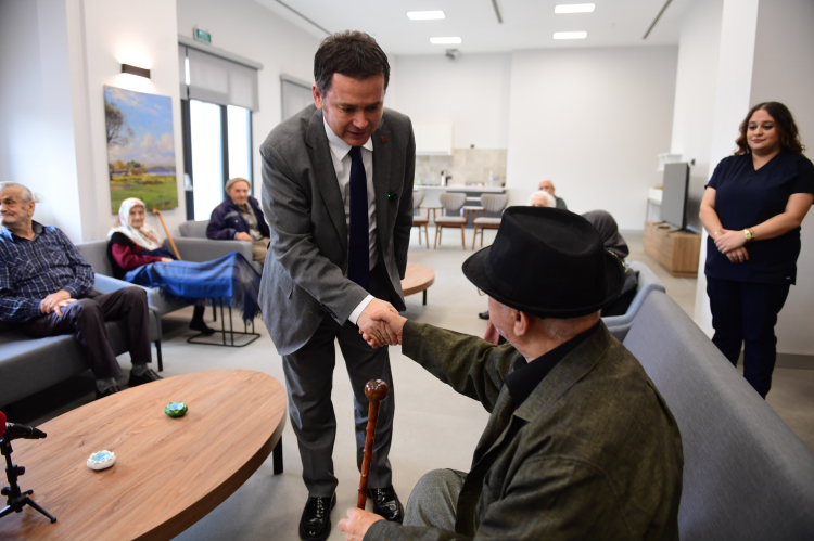 Başkan Erkan Aydın’dan BAREM sakinlerine sevgi dolu ziyaret - Bursa Hayat Gazetesi-4