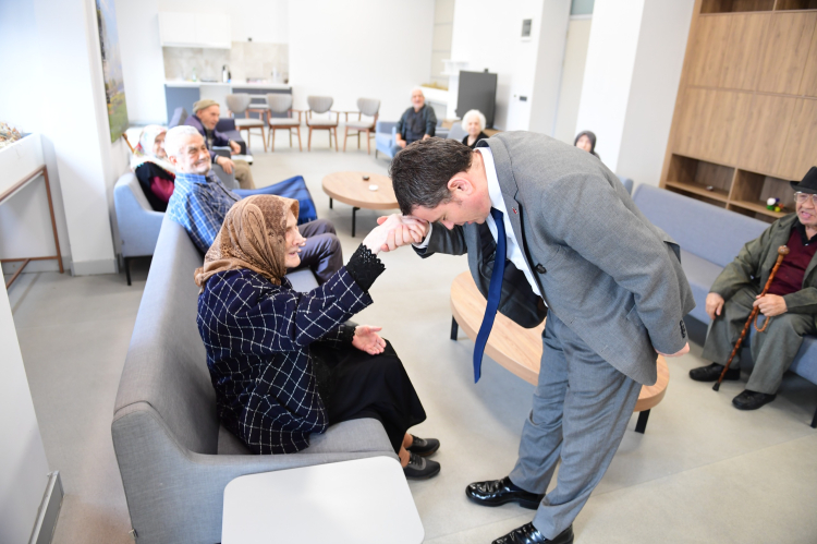 Başkan Erkan Aydın’dan BAREM sakinlerine sevgi dolu ziyaret - Bursa Hayat Gazetesi-3