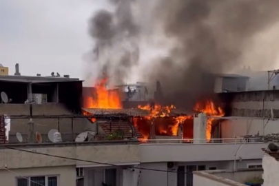 Bursa'da yangın paniği! İki katlı bir binanın çatı katı yandı