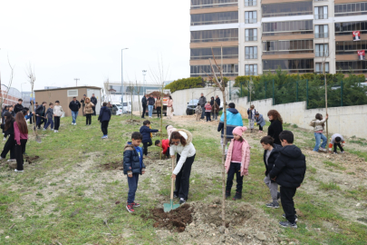 Nilüfer’de geleceğe nefes! Akçaağaçlar toprakla buluştu