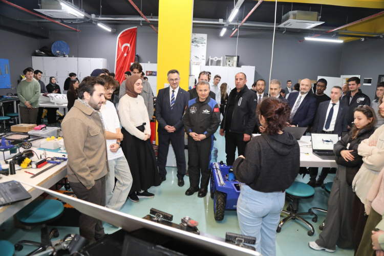 Türkiye’nin ilk astronotu Alper Gezeravcı TEKNOFEST atölyesini ziyaret etti - Bursa Hayat Gazetesi-2