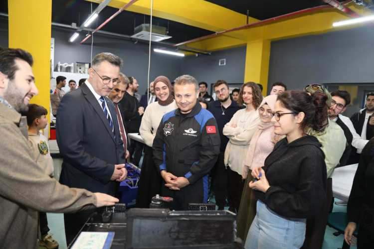 Türkiye’nin ilk astronotu Alper Gezeravcı TEKNOFEST atölyesini ziyaret etti - Bursa Hayat Gazetesi-3
