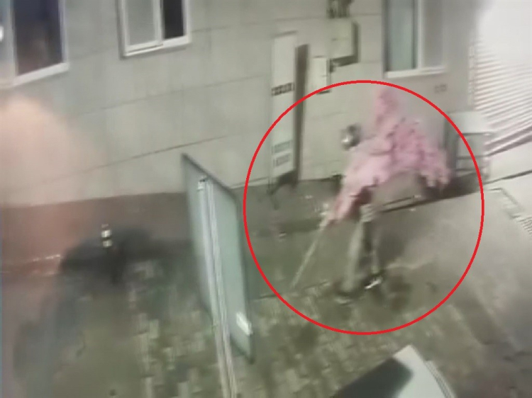 Bursa’da kafe önü soygunu: Kasklı şüpheli 15 bin liralık dekoru götürdü!-Bursa Hayat-3