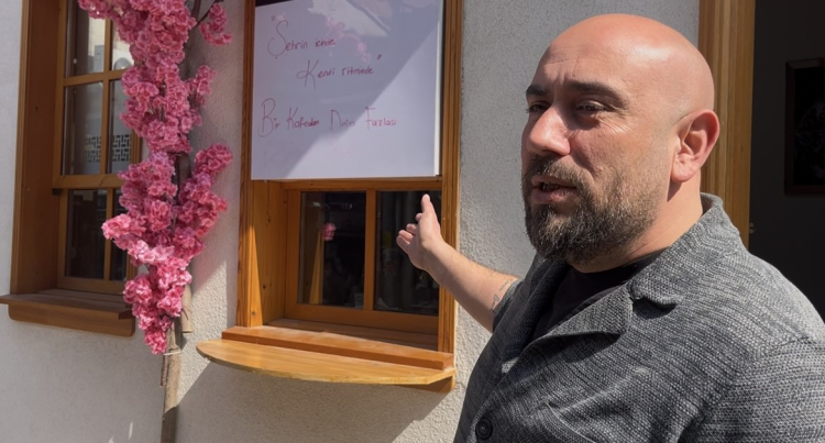 Bursa’da kafe önü soygunu: Kasklı şüpheli 15 bin liralık dekoru götürdü!-Bursa Hayat-2