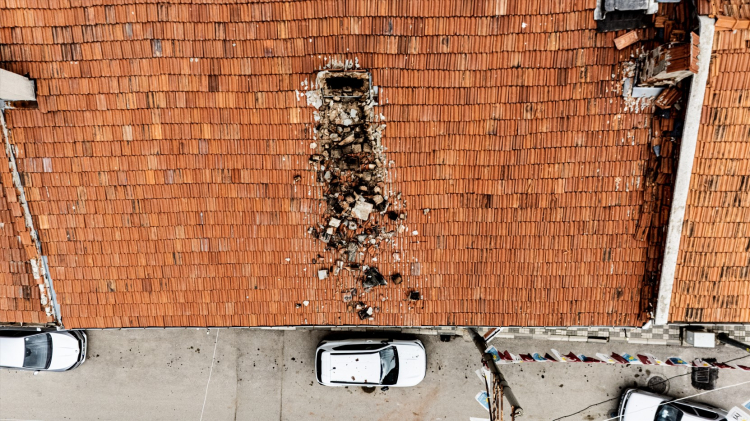 Bursa'da korku dolu anlar! Aracın üzerine yıkıldı -Bursa Hayat-4