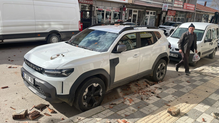 Bursa'da korku dolu anlar! Aracın üzerine yıkıldı -Bursa Hayat-3