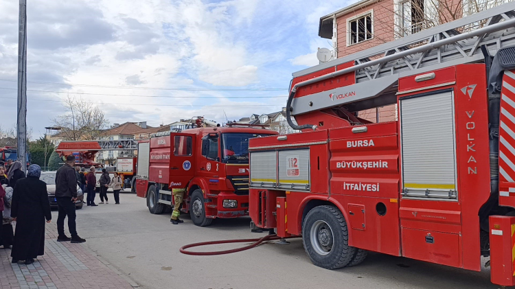 Bursa’da 3 katlı apartmanda yangın: Yaşlı kadın hastaneye kaldırıldı!-Bursa Hayat-2
