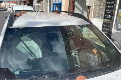 Bursa'da korku dolu anlar! Aracın üzerine yıkıldı