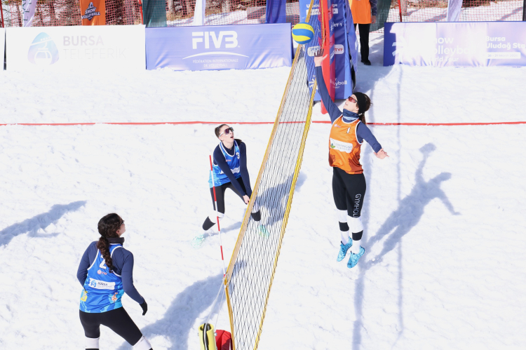 Osmangazi Belediyesi ev sahipliğinde Uludağ’da kar voleybolu coşkusu!-Bursa Hayat-2