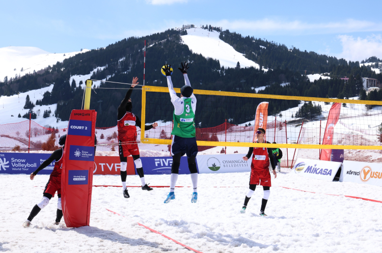 Osmangazi Belediyesi ev sahipliğinde Uludağ’da kar voleybolu coşkusu!-Bursa Hayat-4